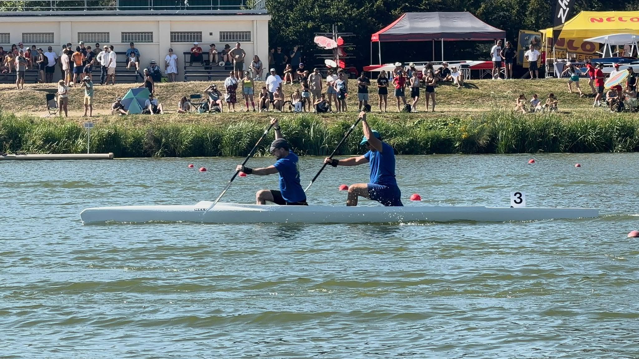 Deux personnes sur un canoë lors d'une compétition pratiquant la course en ligne